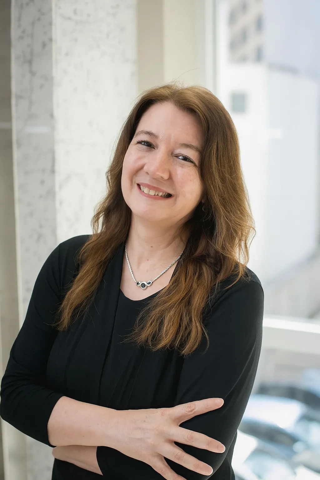 Josy Mello - Psicóloga Clínica conversando e sorrindo